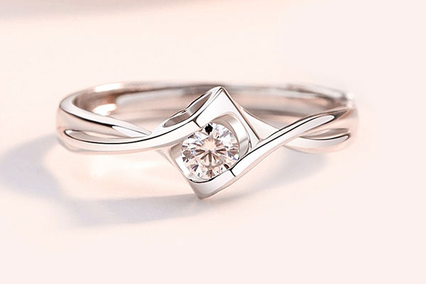 公价十几万的钻石戒指回收多少钱