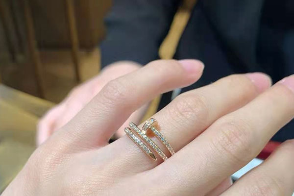 大型商场内的珠宝店回收卡地亚戒指吗
