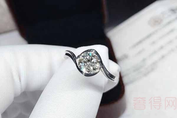六福珠宝钻石戒指细节