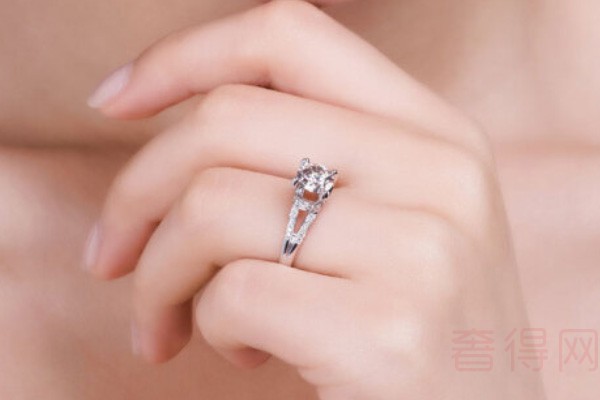 四爪钻石戒指佩戴图