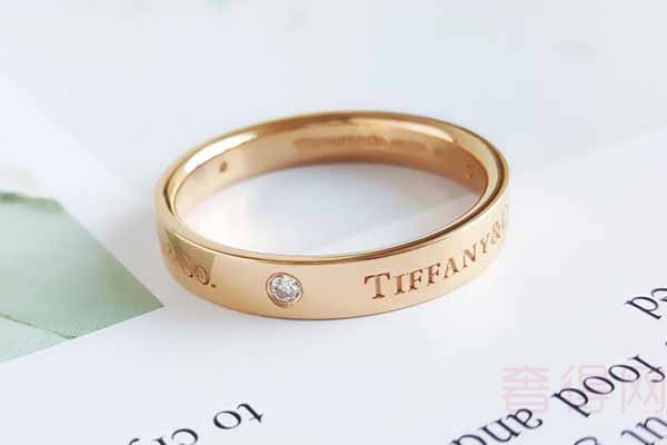 蒂芙尼18k玫瑰金宽版镶三钻戒指正面