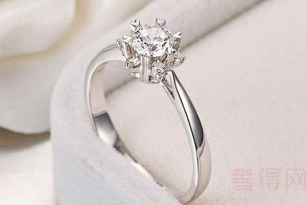 18k白金钻石戒指回收价只看钻石大小吗
