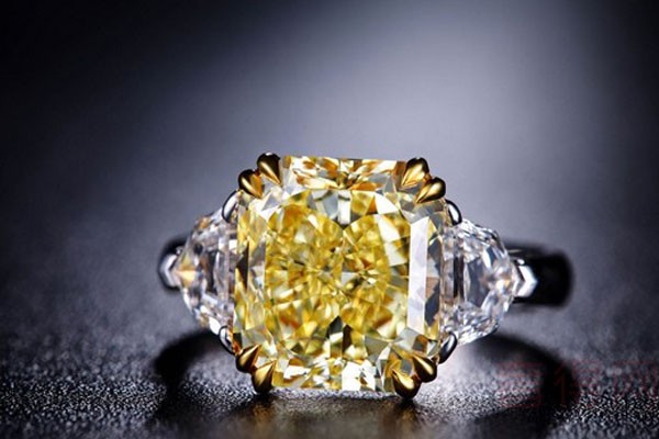 钻石是黄钻好还是白钻好 两者有何区别